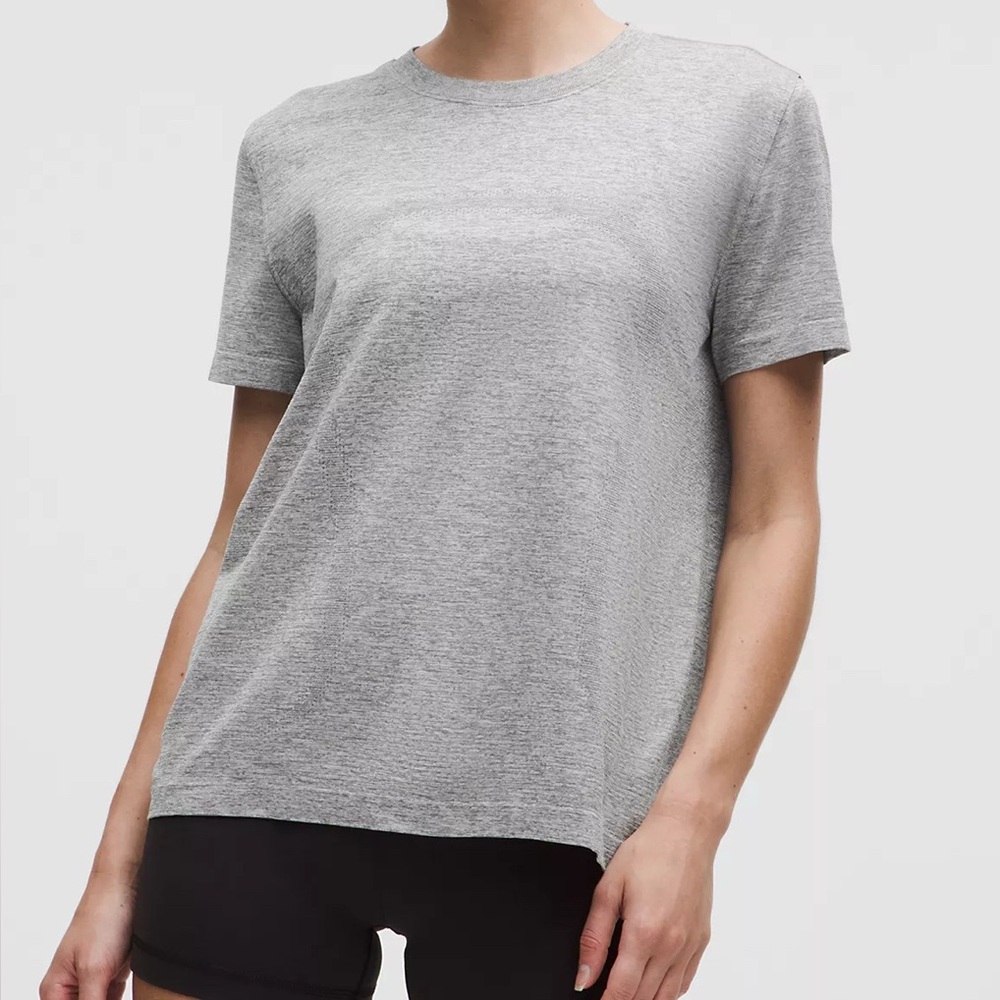 Lululemon Swiftly Relaxed Short Sleeve
📍 Slate/White | Size 10